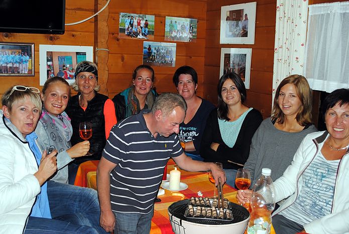 Damenmannschaft mit Grillmeister