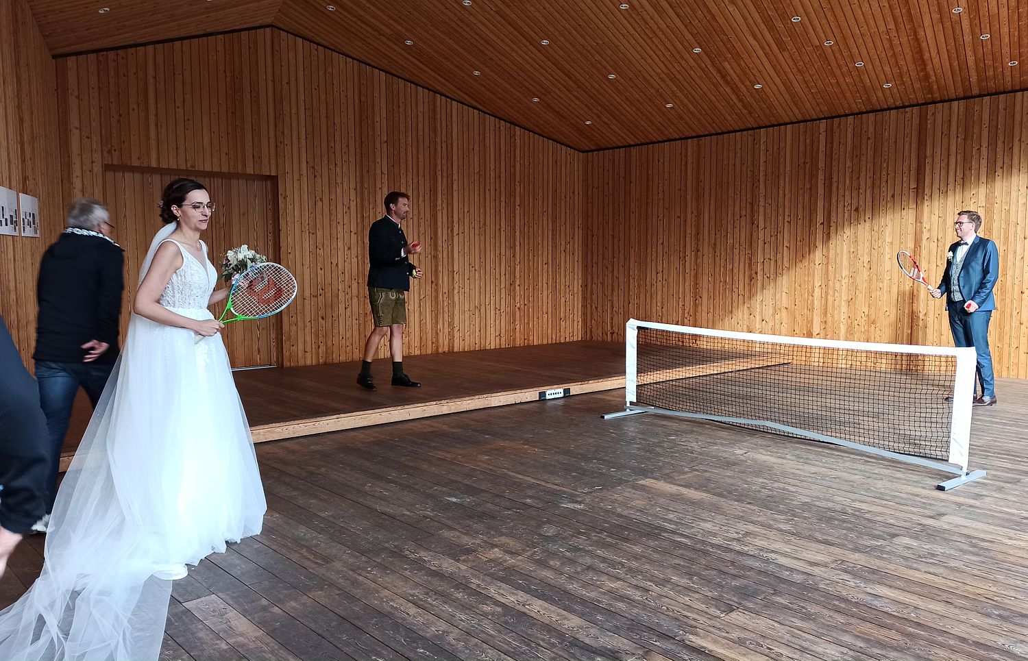 Tennis vor der Kirche